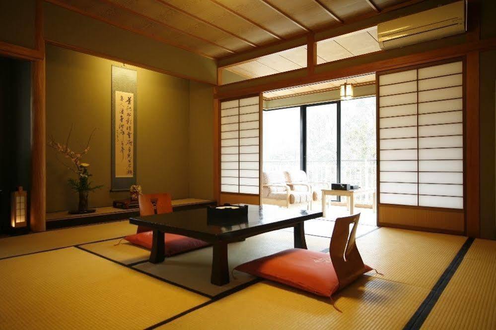 Отель Yamanaka Onsen Shirasagiyu Tawaraya Кага Экстерьер фото